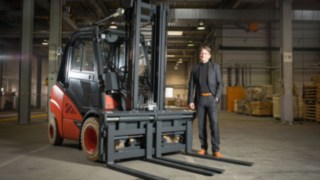 Fertig zur Auslieferung: die 200.000. CO mit Klaus Müller, Leiter der CO-Abteilung bei Linde Material Handling. Fertig zur Auslieferung: die 200.000. CO mit Klaus Müller, Leiter der CO-Abteilung bei Linde Material Handling.