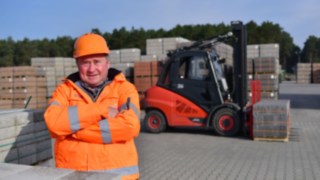 Ob mit körperlicher Einschränkung oder ohne – dieser Stapler kann von beiden gefahren werden. Ob mit körperlicher Einschränkung oder ohne – dieser Stapler kann von beiden gefahren werden.
