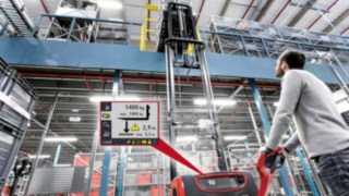 Hochhubwagen von Linde mit Display des Assistenzssystems Linde Load Management Advanced Hochhubwagen von Linde mit Display des Assistenzssystems Linde Load Management Advanced