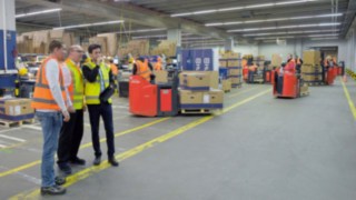 Linde Safety Scan: In einem weiteren Schritt wird gemeinsam mit dem Kunden überlegt, welche Maßnahmen getroffen werden können, um Risiken zu minimieren. Beim Linde Safety Scan analysieren eigens geschulte Sicherheitsberater die jeweilige Situation vor Ort beim Kunden, beobachten alle Arbeitsabläufe und identifizieren potenzielle Gefahrenstellen.