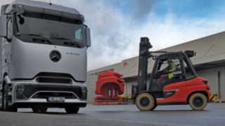 Pendelverkehr zwischen Gießerei und Montagewerk von Linde Material Handling mit Elektro-LKW