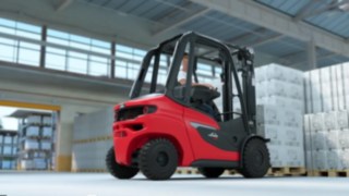 Dieselstapler mit hydrostatischem Antrieb von Linde Dieselstapler H20 - H35 von Linde transportiert volle Paletten