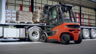LKWs entladen mit dem Dieselstapler H25 von Linde Material Handling. Der neue Dieselstapler H25 beim Entladen eines LKWs.