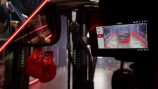 Fahrerkabine eines Linde-Elektrostaplers mit integriertem Display Fahrerkabine eines Linde-Elektrostaplers mit integriertem Display