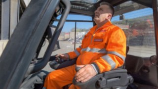 Linde Steer Control mit Joystick im Einsatz bei Remondis. Linde Steer Control mit Joystick von Linde Material Handling.