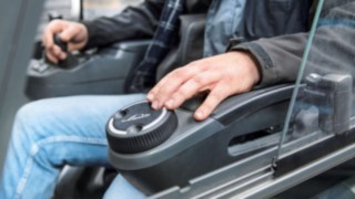 Das Mini-Wheel des Steuerungskonzepts Linde Steer Control. Das innovative Steuerungskonzept Linde Steer Control von Linde Material Handling mit Mini-Wheel.