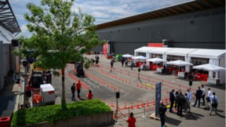 Testen Sie die Fahrzeuge von Linde Material Handling im Außenbereich Testen Sie die Fahrzeuge von Linde Material Handling im Außenbereich