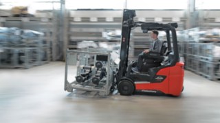 Eine Gruppe von Personen analysiert die Arbeitsumgebung in einer Logistikhalle.