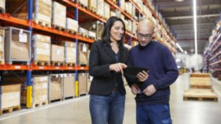 Ein Linde Material Handling-Experte berät einen Kunden. Im Rahmen der Flottenoptimierung von Linde Material Handling nehmen die Linde-Experten die aktuelle Situation unter die Lupe und erstellen ein neues Flottenkonzept.
