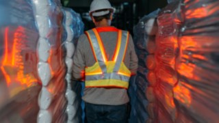 Auf der LogiMAT 2022 präsentieren wir Ihnen unsere neuesten Sicherheitslösungen. Mitarbeiter trägt die Linde Safety Vest