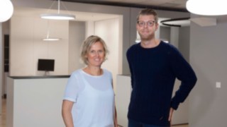Pontus Segmark und Emma Hallman von Fagerhults Belysning sind Mitglieder der Projektgruppe für die automatisierten Fahrzeuge von Linde Pontus Segmark und Emma Hallman von Fagerhults Belysning sind Mitglieder der Projektgruppe für die automatisierten Fahrzeuge von Linde